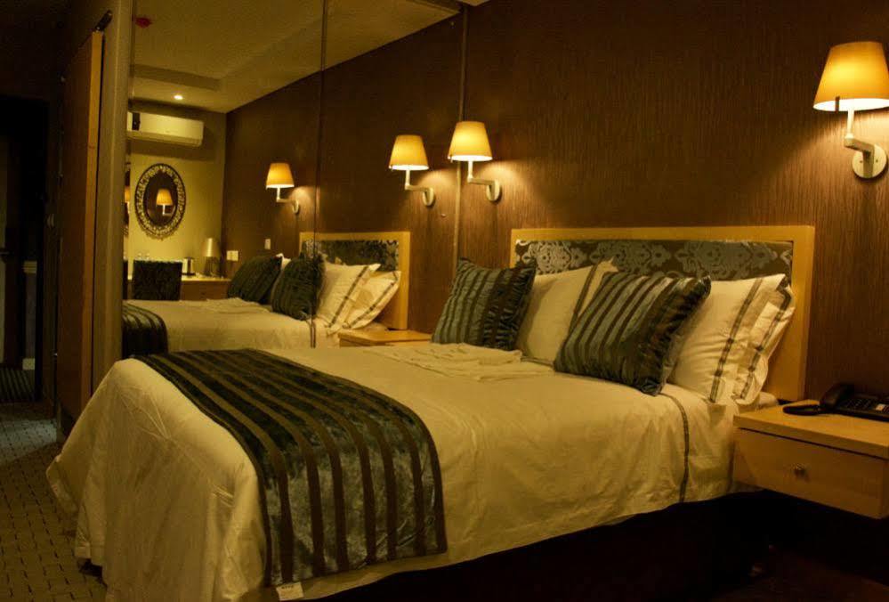 Aquarian Tide Hotel Gaborone Esterno foto